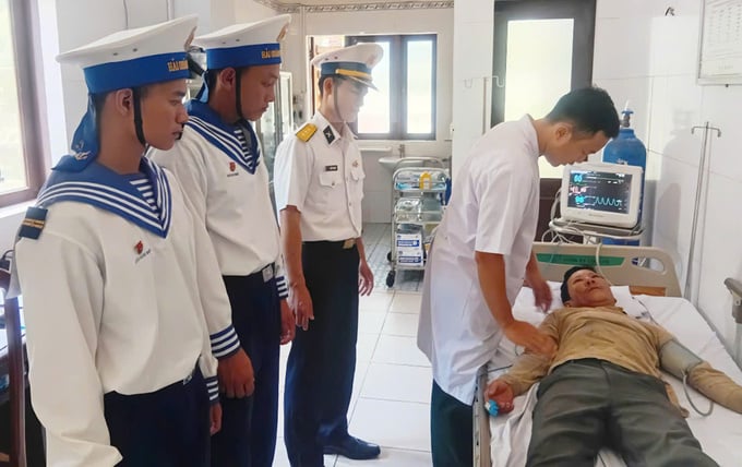 Bác sĩ đảo Trường Sa thăm khám cho ngư dân Nguyễn Văn Lai (Ảnh: PV)