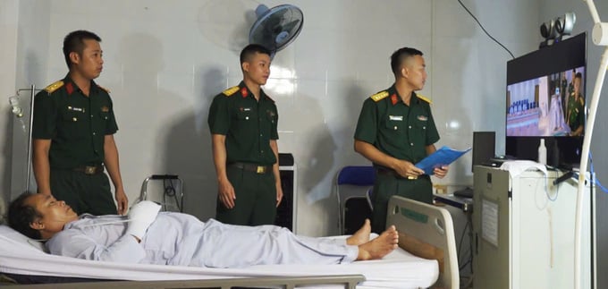 Các y bác sĩ Bệnh xá Trường Sa hội chẩn trực tuyến với các chuyên gia đầu ngành của Bệnh viện Quân y 175 để điều trị cho ngư dân Vĩnh Văn Non sau khi cấp cứu ( Ảnh: PV)