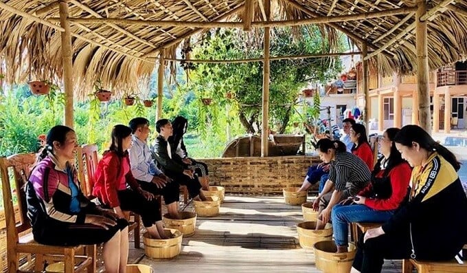 Khách du lịch được trải nghiệm dịch vụ ngâm chân thuốc bắc khi đến với Làng văn hóa du lịch Tân Lập, Tuyên Quang (Ảnh: Báo Văn Hoá)