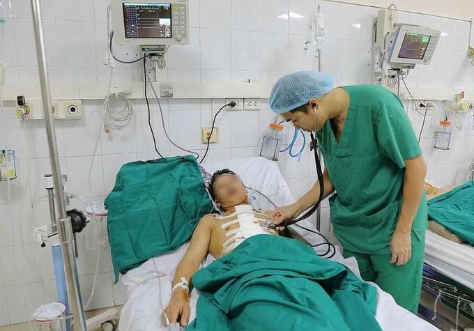 Bác sĩ CKI Bùi Văn Dũng thăm khám sức khỏe bệnh nhân S.V.T sau ca phẫu thuật tim (Ảnh: Bệnh viện Đa khoa tỉnh Quảng Ninh)