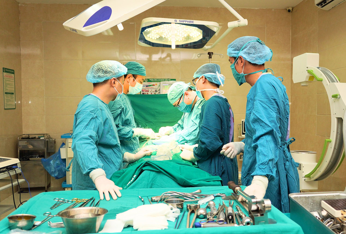 Trung tâm Y tế khu vực Cẩm Khê phẫu thuật thành công cho bệnh nhân bằng phương pháp cố định cột sống bắt vít qua cuống sống