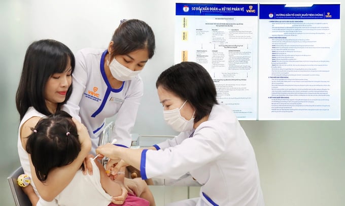 Chị Thiên Trang đưa con gái 4 tuổi tiêm vaccine 4 trong 1 phòng sởi, quai bị, rubella, thủy đậu tại VNVC, sáng 18/9 (Ảnh: Mộc Thảo)