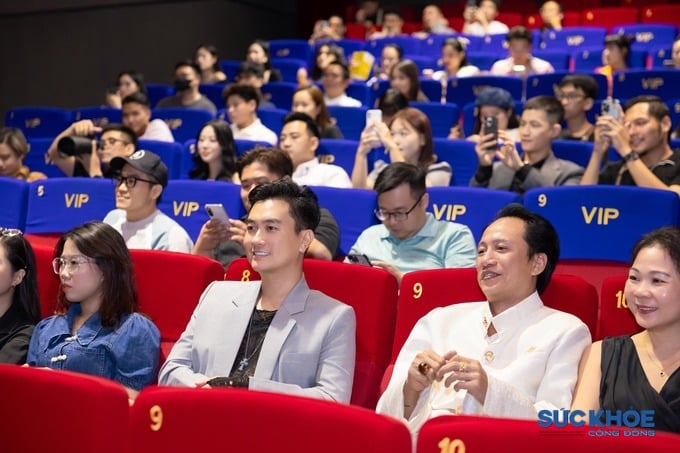 Các nghệ sĩ, khán giả ủng hộ bộ phim