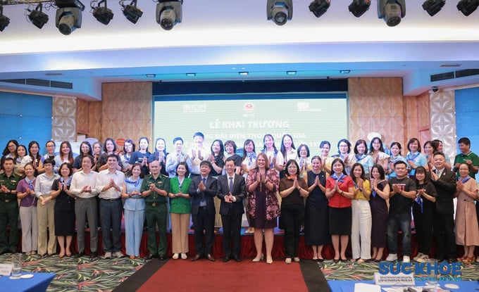 Các đại biểu chụp ảnh lưu niệm tại buổi lễ