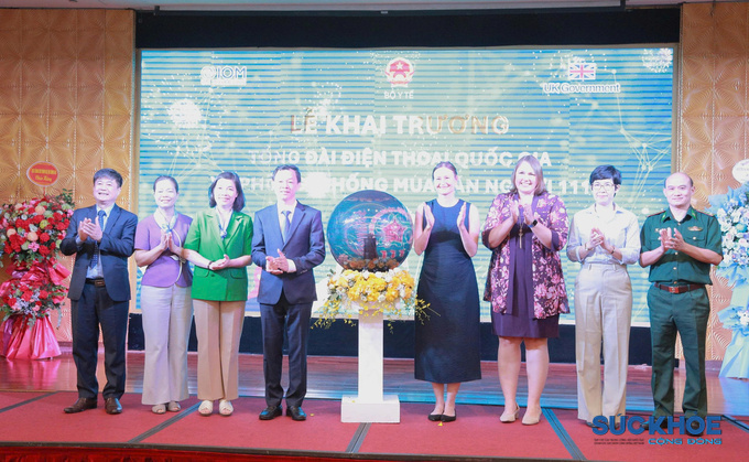 Các đại biểu thực hiện nghi thức khai trương Tổng đài điện thoại quốc gia về phòng, chống mua bán người