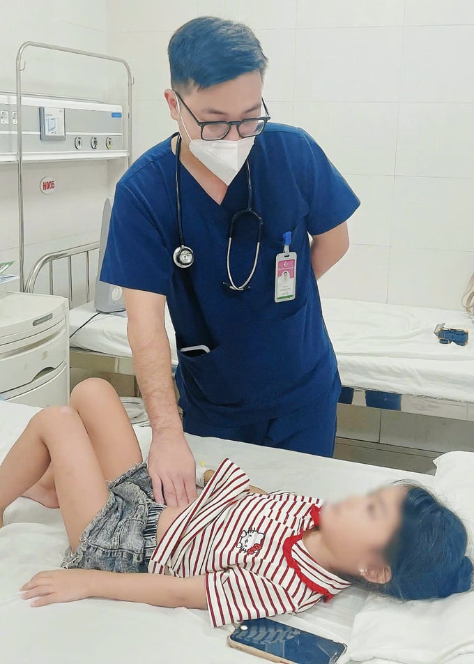 Bác sĩ thăm khám khi sức khỏe trẻ đã ổn định