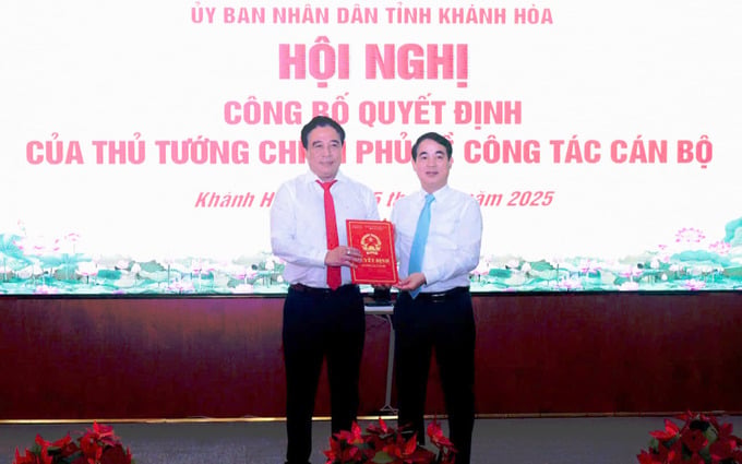 Bí thư Tỉnh ủy Khánh Hòa Nghiêm Xuân Thành trao quyết định của Thủ tướng Chính phủ phê chuẩn kết quả bầu chức vụ Chủ tịch Ủy ban nhân dân tỉnh cho đồng chí Nguyễn Khắc Toàn. ( Ảnh: PV)