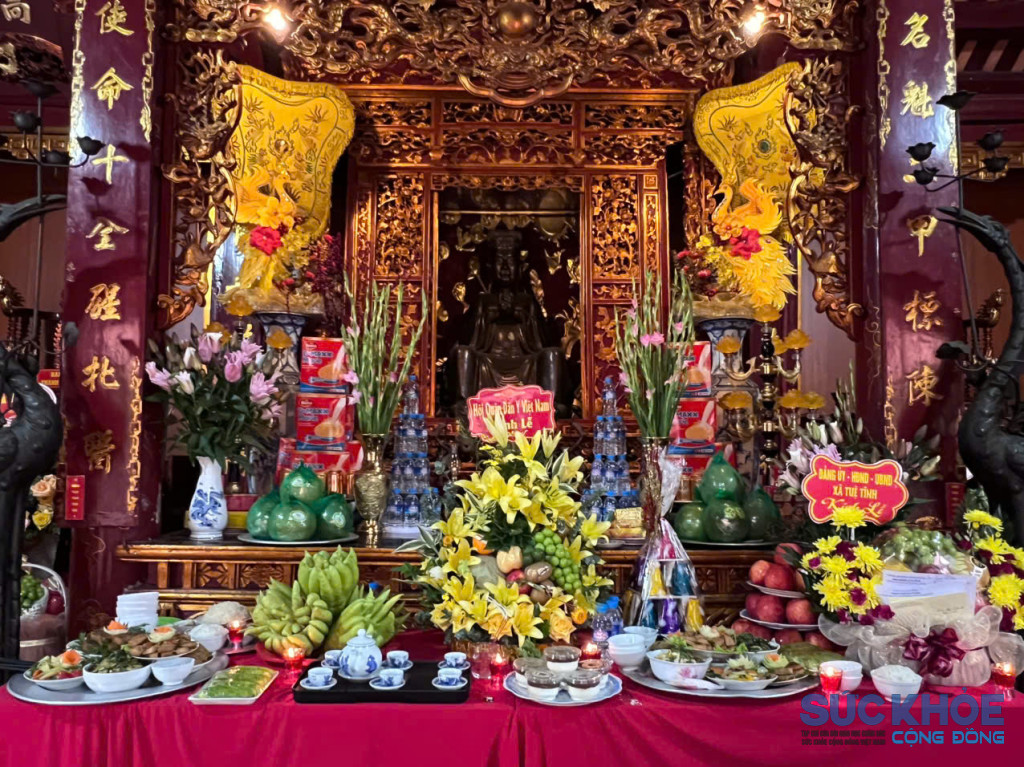 Tượng thờ Đại danh y - Thiền sư Tuệ Tĩnh tại đền Xưa