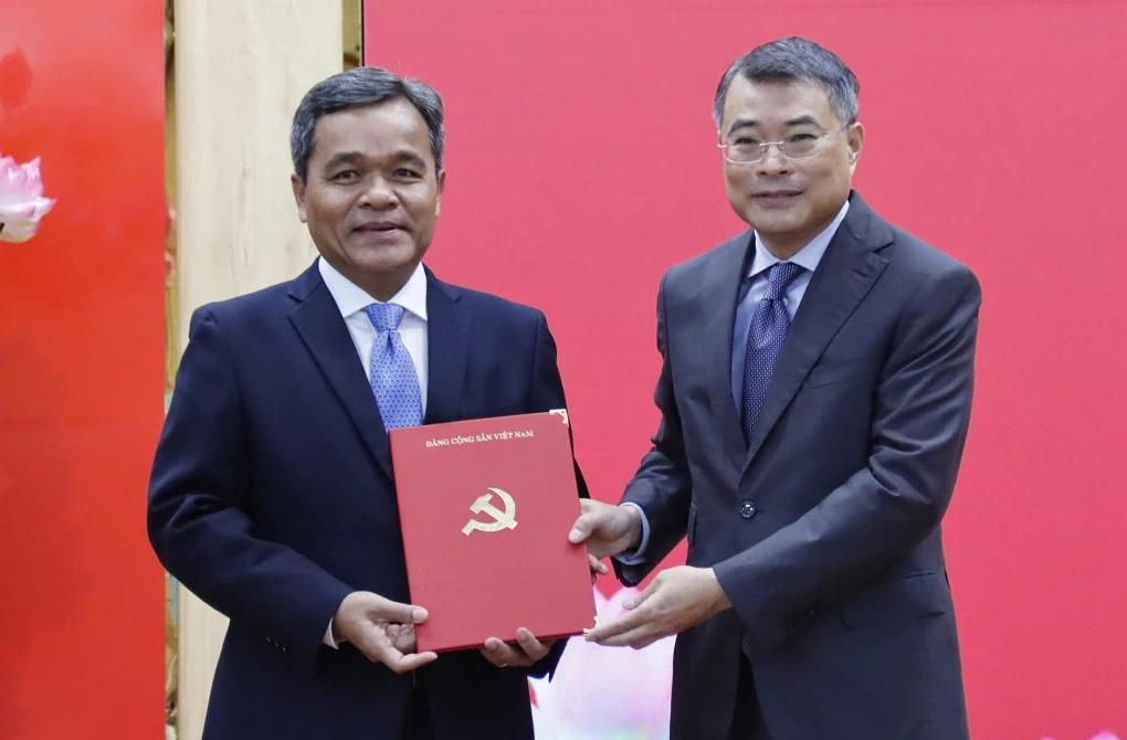 Trưởng ban Tổ chức Trung ương Lê Minh Hưng (phải) trao quyết định của Bộ Chính trị cho ông Hồ Văn Niên. Ảnh: VnExpress