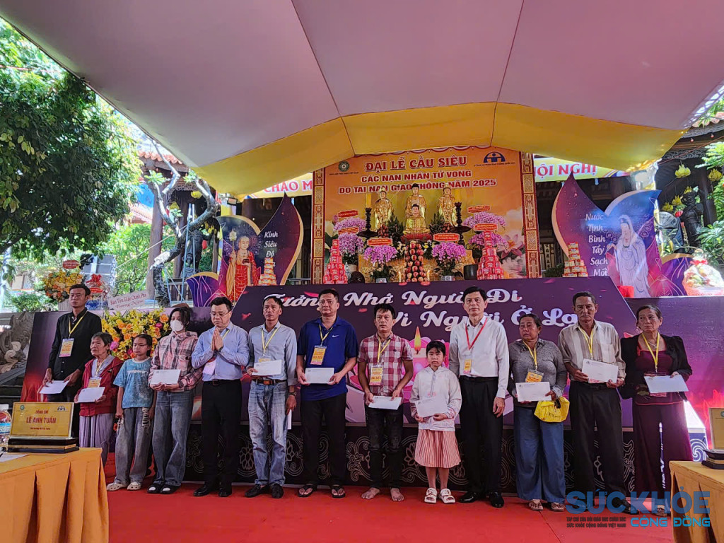Thứ trưởng Bộ Xây dựng - Lê Anh Tuấn, tặng quà cho các thân nhân người bị tai nạn (Ảnh: Thanh Huy)