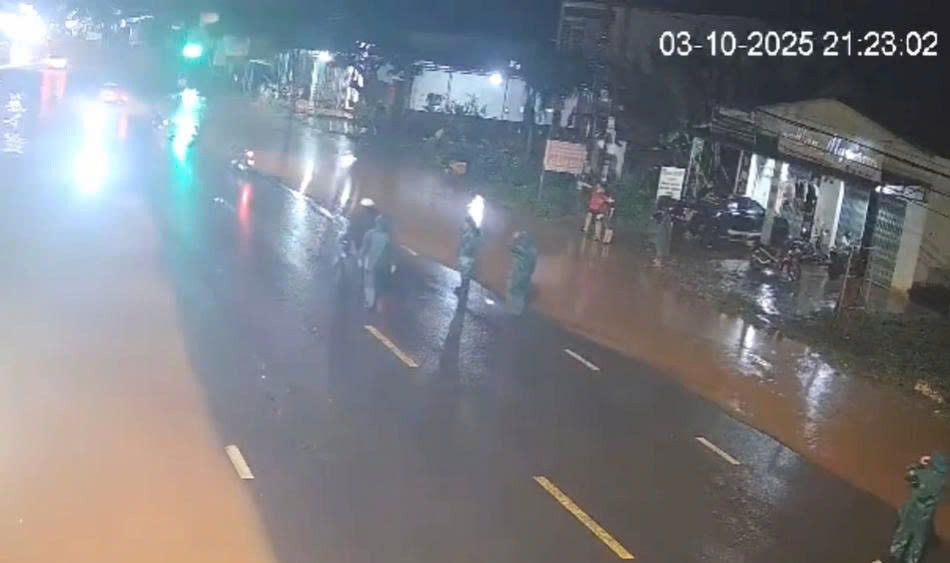Thời điểm Chủ tịch xã và một số  cán bộ UBND xã Dray Bhăng làm nhiệm vụ điều tiết giao thông (Ảnh: Cắt từ clip)