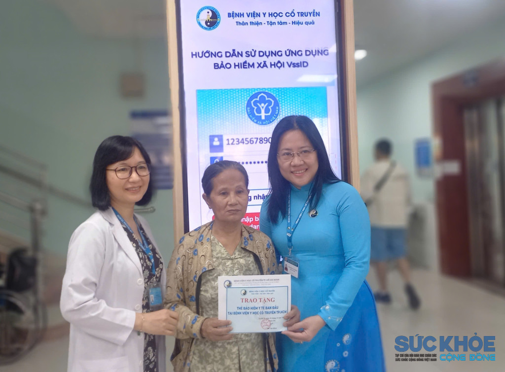 Bệnh viện Bệnh viện Y học cổ truyền TP. Hồ Chí Minh trao tặng thẻ BHYT cho người cao tuổi 