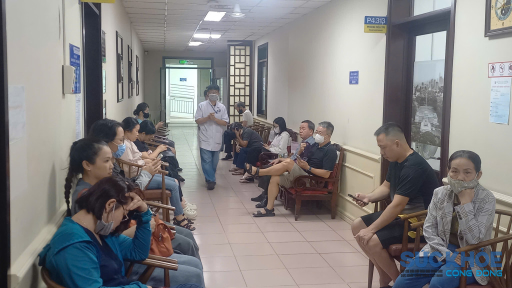 Người dân đang chờ khám chữa bệnh tại Bệnh viện Y học cổ truyền TPHCM