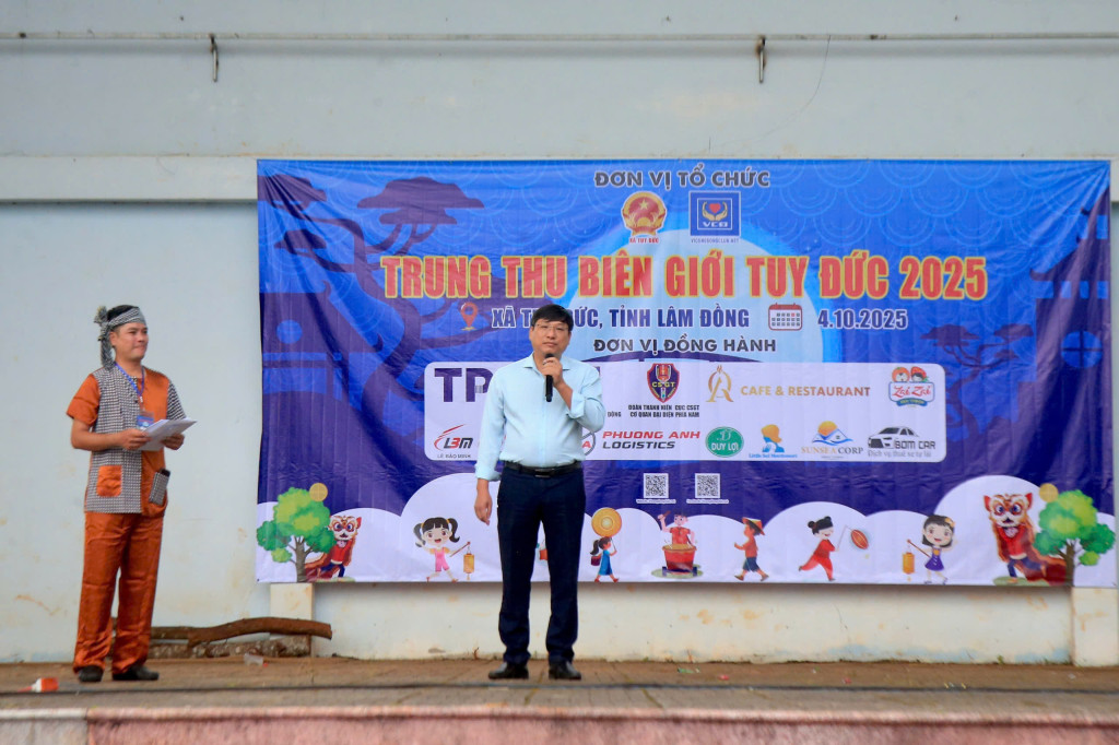 ông Trần Văn Sĩ - Phó Bí thư, Chủ tịch UBND xã Tuy Đức chân thành cảm ơn các nhà hảo tâm, cảm ơn sự quan tâm, hỗ trợ quý báu của Câu lạc bộ Vì Cộng Đồng