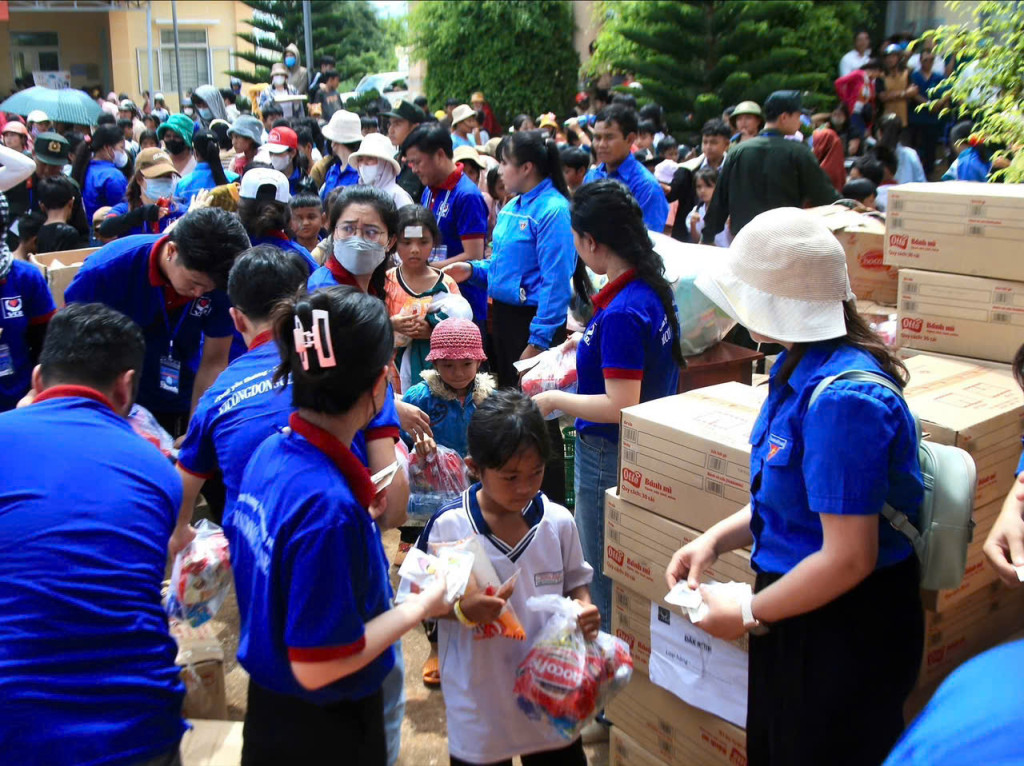 Hàng ngàn em nhỏ được trao quà trung thu tận tay 