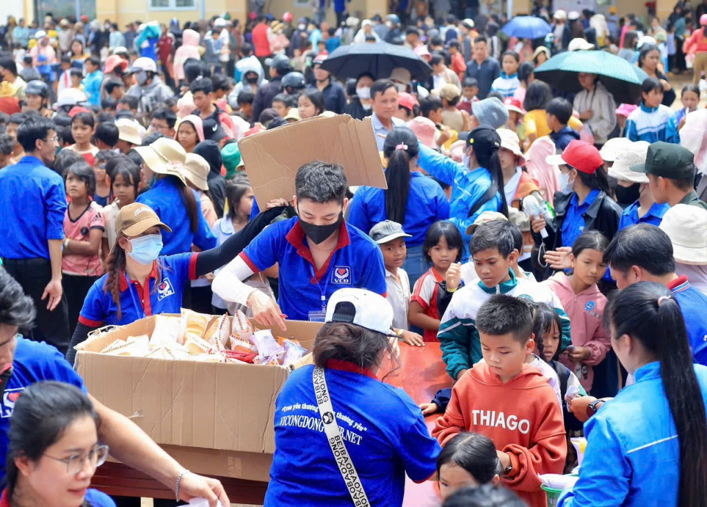 Đội thiện nguyện đang tích cực phát quà trung thu cho các em thiếu nhi