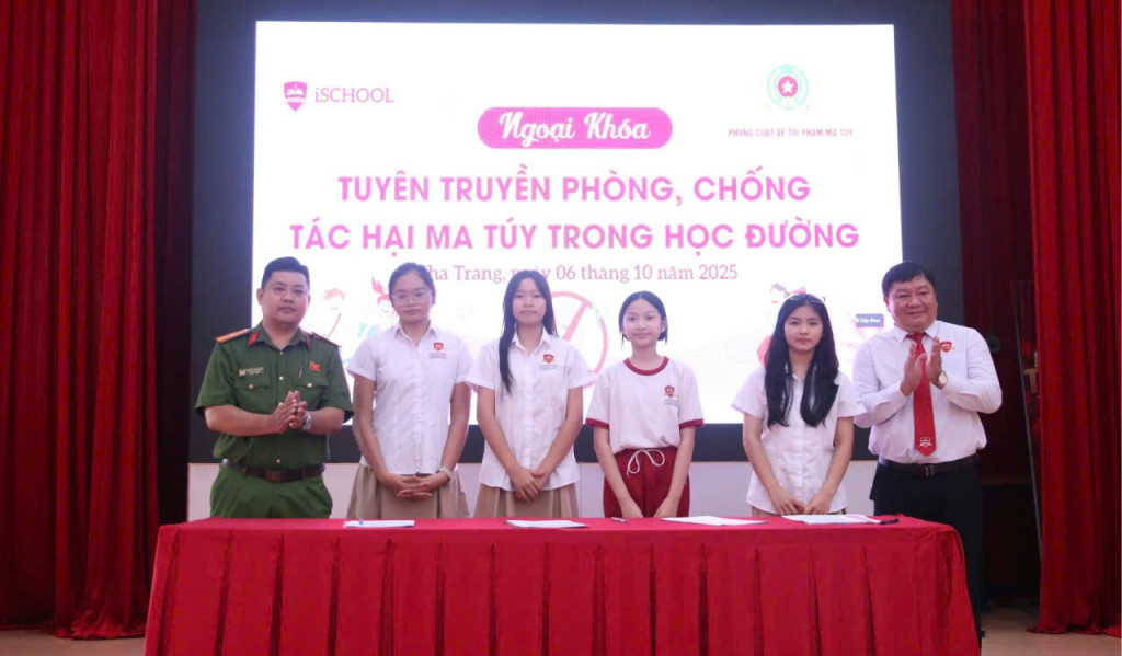 Đại diện học sinh các lớp ký cam kết không sử dụng thuốc lá điện tử và ma túy (Ảnh: PV)