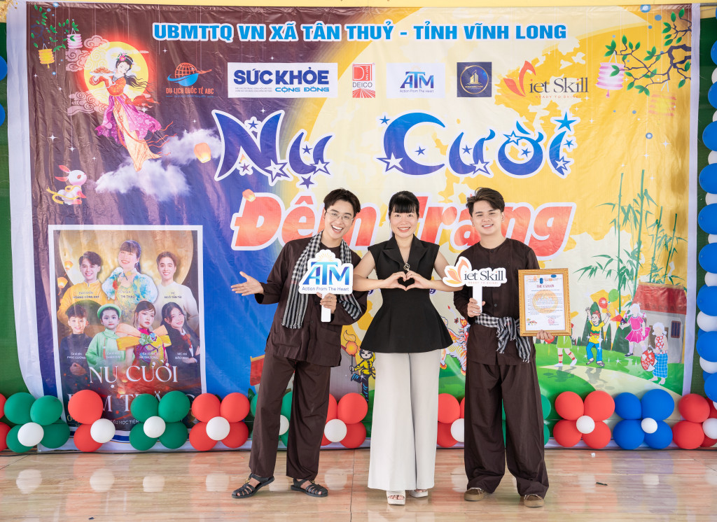 Diễn giả - MC Thi Thảo (đại diện Tạp chí Sức khỏe cộng đồng) cùng đạo diễn - diễn viên Hoàng Công Đạt và MC Tấn Tài tại chương trình