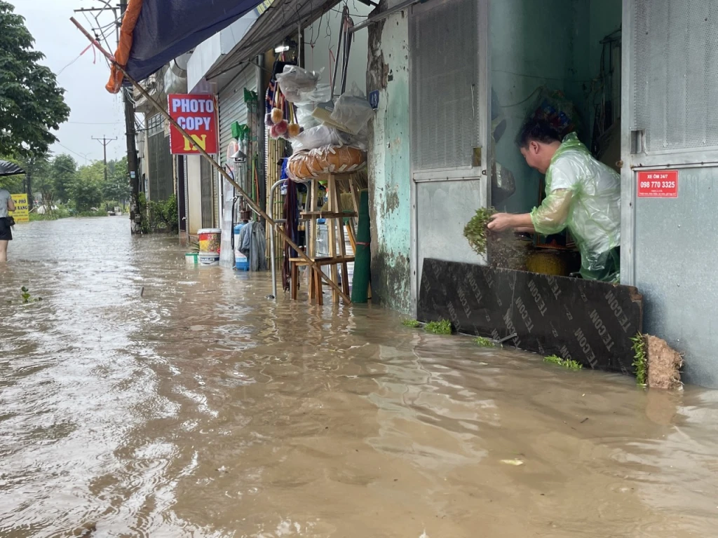 Mưa lũ ảnh hưởng tới cuộc sống người dân