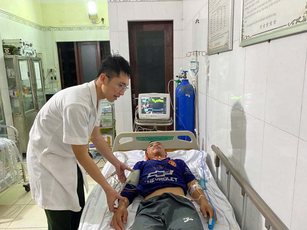 Bác sĩ đảo Trường Sa thăm khám cho bệnh nhân ( Ảnh: PV)