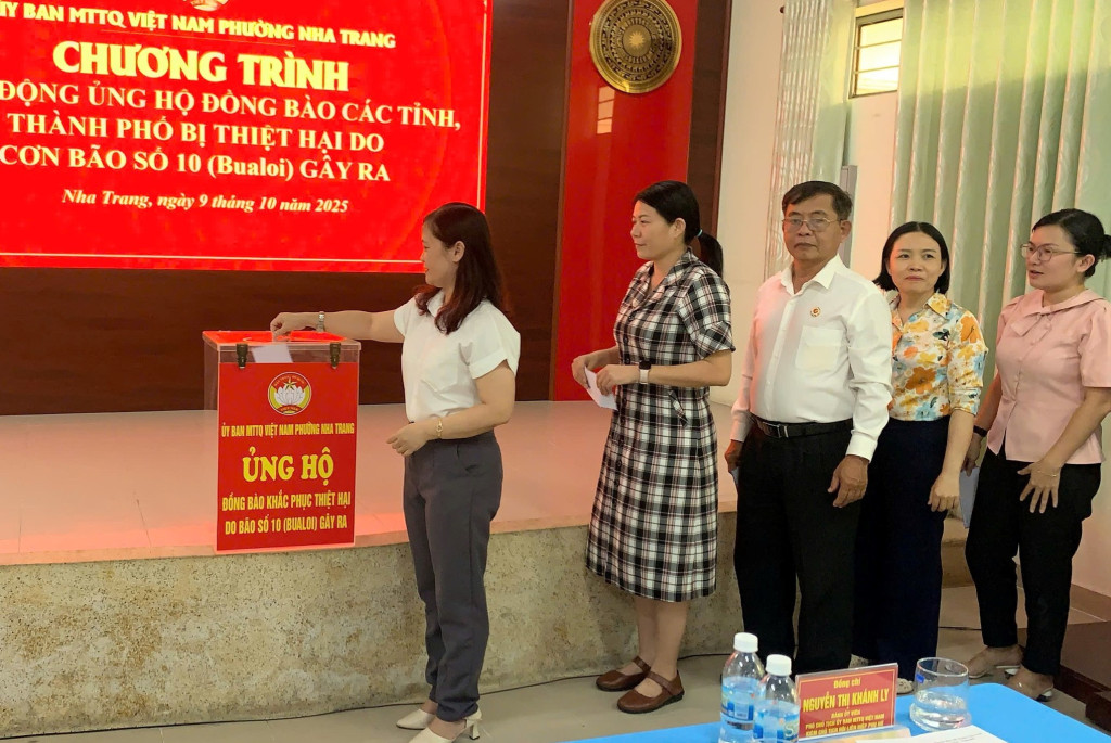 Bà Nguyễn Thị Phương Duyên – Chủ tịch UBMTTQ Việt Nam phường, cùng các đồng chí trong Ban Thường trực tham gia ủng hộ (Ảnh: Thanh Huy)
