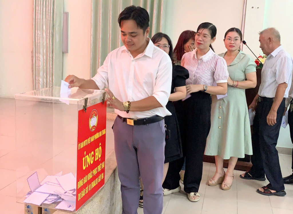 Công chức, viên chức và Trưởng Ban CTMT các Tổ dân phố tham gia ủng hộ (Ảnh: Thanh Huy)