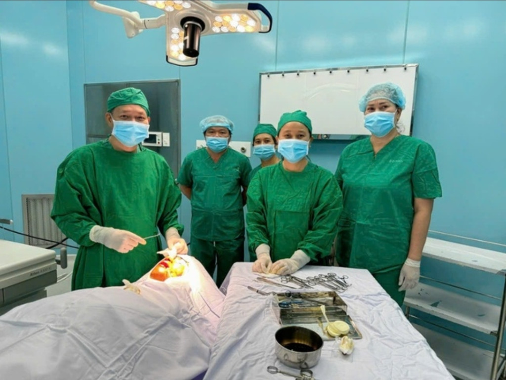 Ê kíp phẫu thuật cho người đàn ông 39 tuổi bị tai nạn chấn thương hàm mặt (Ảnh: Sở Y tế TP. Hồ Chí Minh)