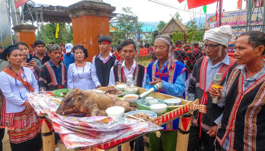 Một nghi thức trong Lễ cúng thần làng của người Chăm H'roi. Ảnh: Ngọc Nhuận