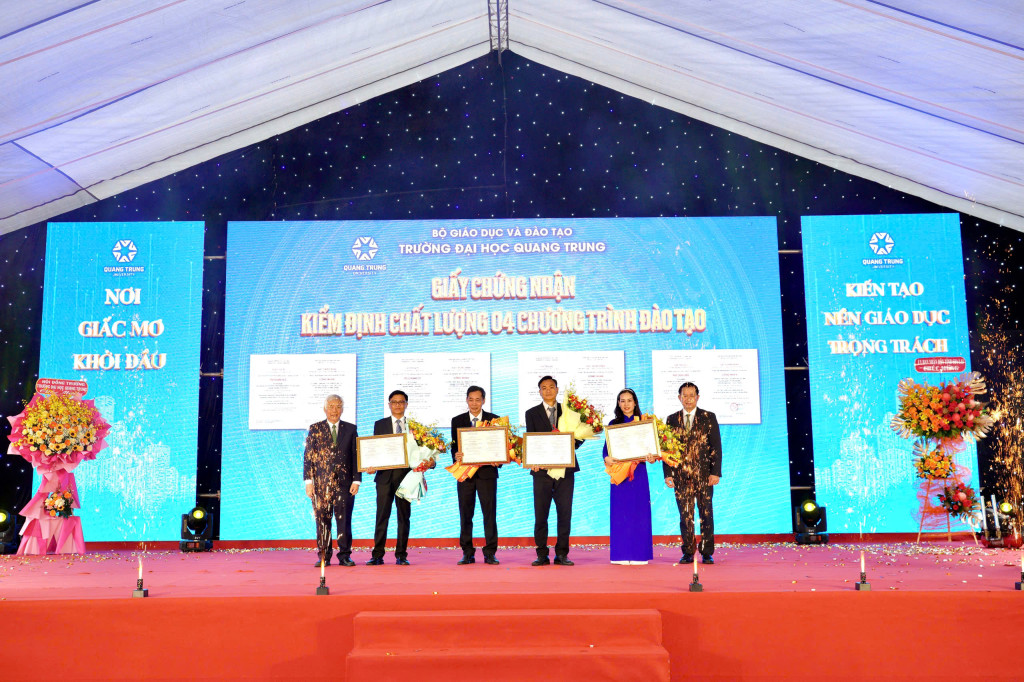 Đại diện lãnh đạo Cục Quản lý chất lượng trao nhận giấy chứng nhận đạt kiểm định chất lượng 4 chương trình đào tạo cho Trường Đại học Quang Trung