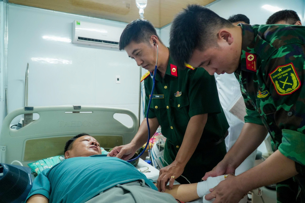 Các chiến sĩ đang kiểm tra tình trạng sức khỏe của bệnh nhân (Ảnh: Bệnh viện Quân y 175)