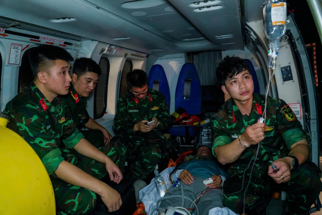 Các chiến sĩ đang tích cực chăm sóc cho bệnh nhân (Ảnh: Bệnh viện Quân y 175)