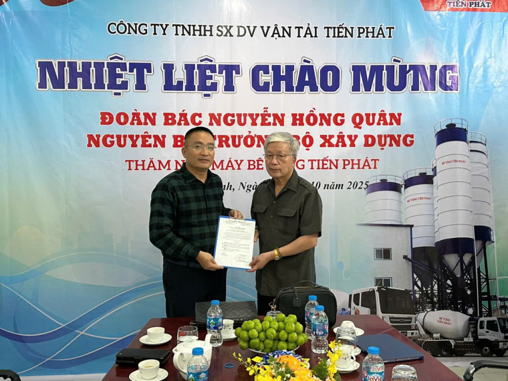 Ông Nguyễn Hồng Quân - Chủ tịch Trung ương Hội Giáo dục Chăm sóc Sức khỏe Cộng đồng Việt Nam trao quyết định kết nạp hội viên đối với Công ty TNHH Sản xuất Dịch vụ Vận tải Tiến Phát