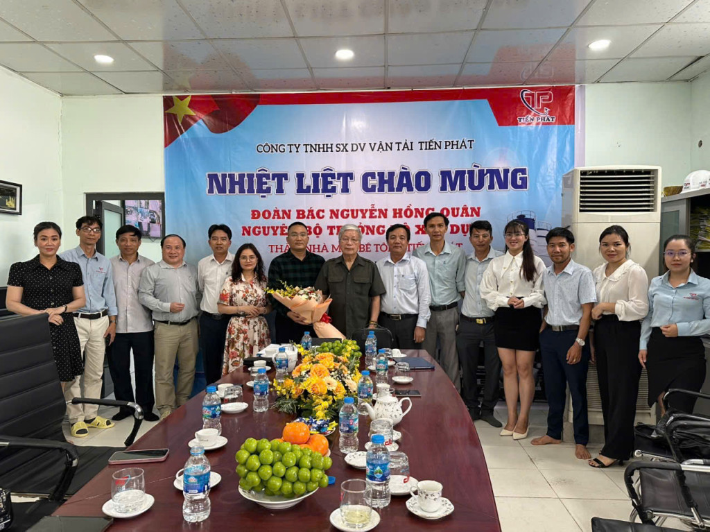 Đoàn công tác Trung ương Hội Giáo dục Chăm sóc Sức khỏe Cộng đồng Việt Nam chụp ảnh lưu niệm với tập thế công nhân viên Công ty TNHH Sản xuất Dịch vụ Vận tải Tiến Phát.