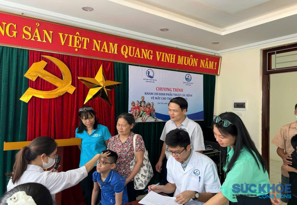 Y bác sĩ khám mắt cho trẻ em 