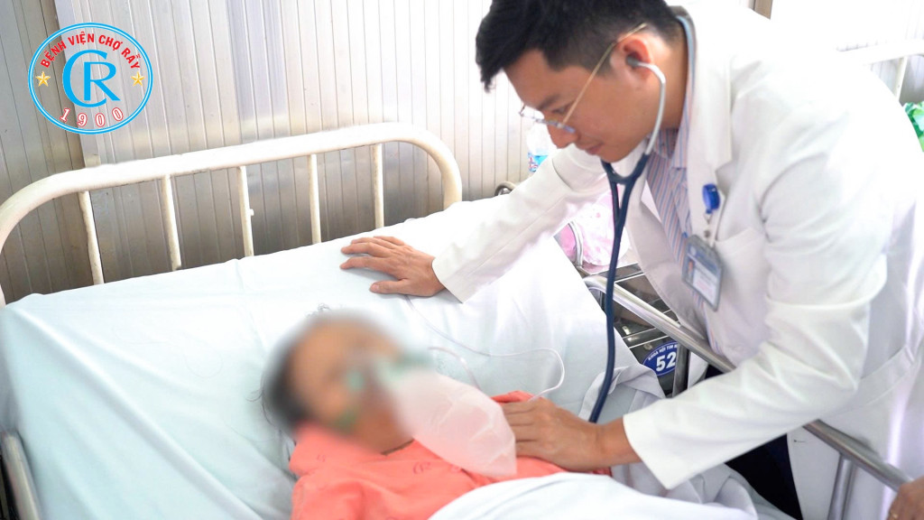 Bác sĩ đang kiểm tra tình trạng sức khỏe cho cụ bà 70 tuổi bị rối loạn nhịp tim suy tim phù phổi cấp (Ảnh: Bệnh viện Chợ Rẫy - TP. Hồ Chí Minh)