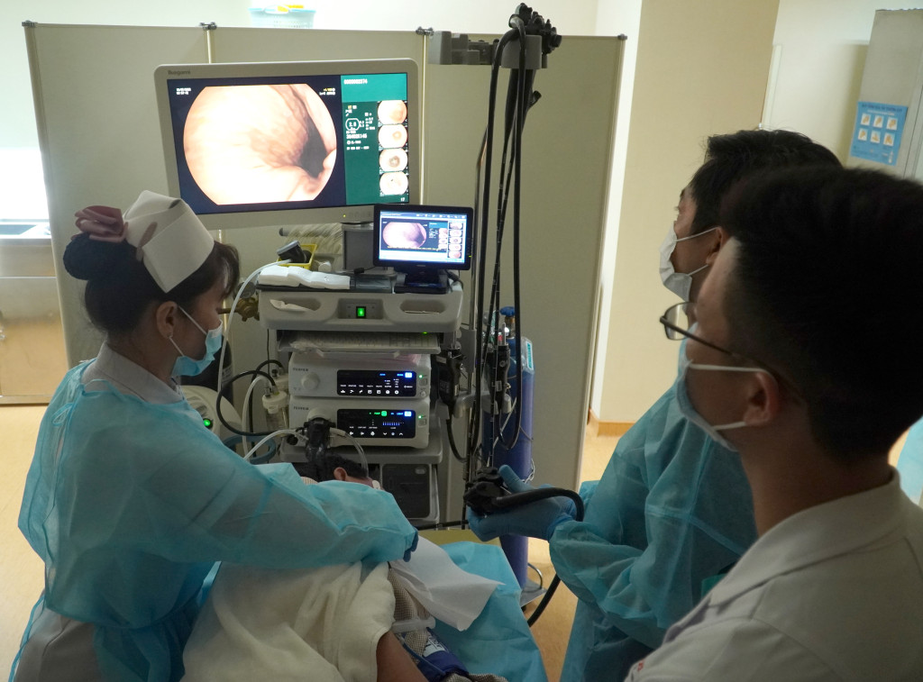 Các bác sĩ đang thăm khám cho nữ bệnh nhân 63 tuổi (Ảnh: Bệnh viện Chợ Rẫy - TP. Hồ Chí Minh)