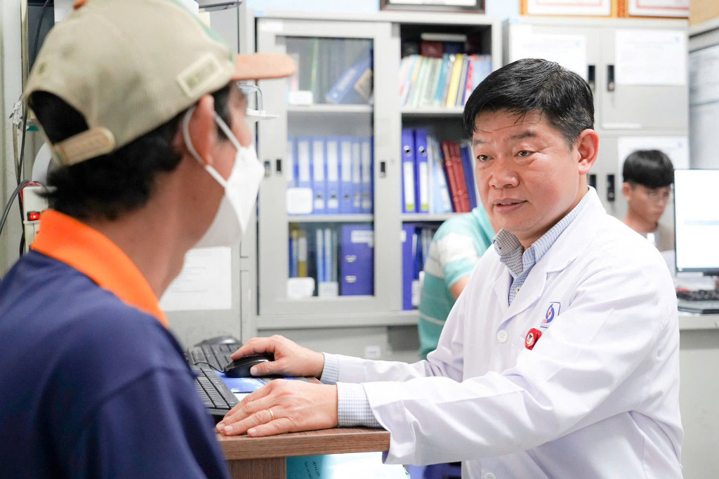 Bác sĩ đang thăm khám cho bệnh nhân (Ảnh: Bệnh viện Đa khoa Sài Gòn - TP. Hồ Chí Minh)