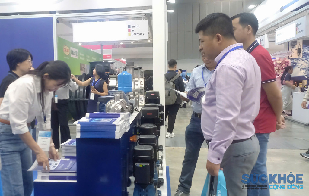 Khách tham quan đang được nhân viên tư vấn cụ thể về các công nghệ, thiết bị trong cấp thoát nước, công nghệ lọc nước, xử lý nước thải