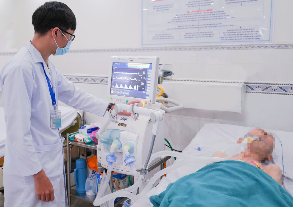 Cụ bà 91 tuổi bị suy hô hấp cấp trên nền bệnh tim - thận mạn, cao huyết áp và viêm phổi nặng đang được điều trị tích cực (Ảnh: Bệnh viện Đa khoa Sài Gòn - TP. Hồ Chí Minh)