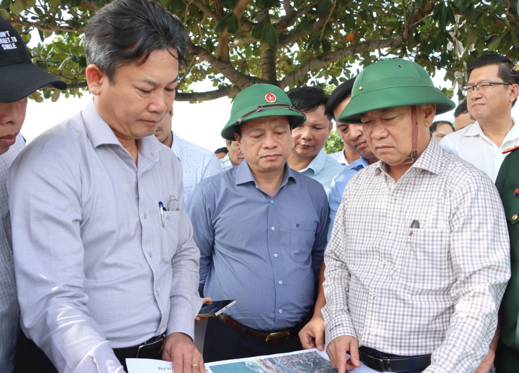 Ông Thái Đại Ngọc (áo ca rô) kiểm tra, khảo sát tại khu vực cảng cá Tam Quan (Ảnh: Cổng thông tin điện tử tỉnh Gia Lai)