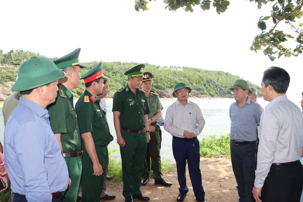 Ông Thái Đại Ngọc (áo ca rô) và ông Phạm Anh Tuấn (thứ 2 từ phải qua) kiểm tra, khảo sát tại cửa biển Tam Quan - cửa ngõ vào cảng cá Tam Quan (Ảnh: Cổng thông tin điện tử tỉnh Gia Lai)