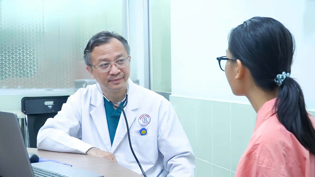 Bác sĩ đang thăm khám cho bệnh nhân (Ảnh: Bệnh viện Chợ Rẫy - TP. Hồ Chí Minh)