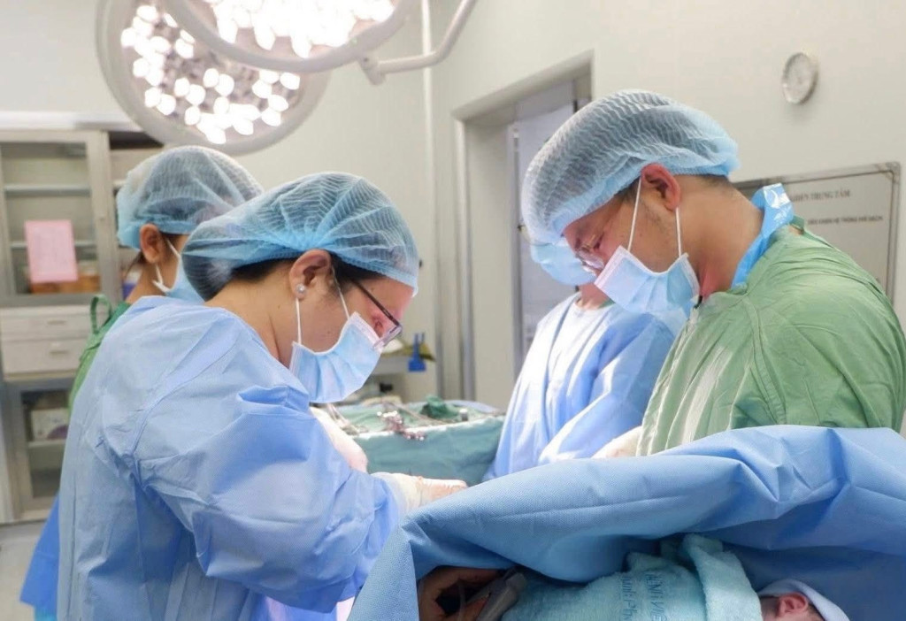Ê-kíp bác sĩ đang phẫu thuật cho sản phụ 28 tuổi (Ảnh: Bệnh viện Phụ Sản TP. Cần Thơ)