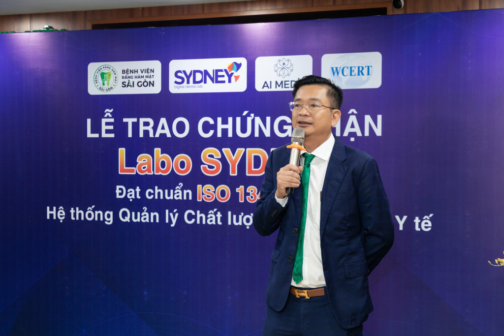 Thạc sĩ bác sĩ Nguyễn Quang Tiến – Chủ tịch hội đồng quản trị Bệnh Viện Răng Hàm Mặt Sài Gòn phát biểu tại buổi lễ
