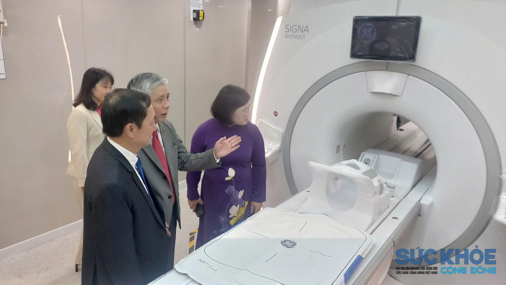 Đồng chí Huỳnh Thành Đạt, Phó trưởng Ban Tuyên giáo và Dân vận Trung ương và đồng chí Văn Thị Bạch Tuyết, Phó Bí thư Thành ủy TPHCM tham quan Trung tâm MRI 3.0 Bệnh viện Từ Dũ