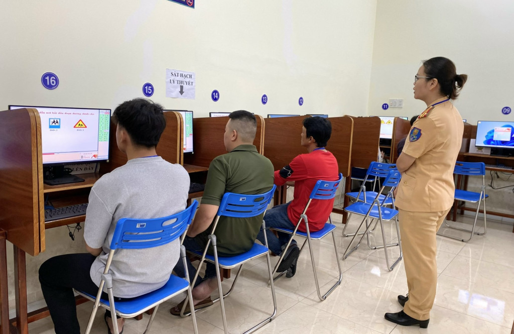 Thí sinh sát hạch lý thuyết tại Trung tâm Đào tạo nghiệp vụ giao thông vận tải Bình Định.