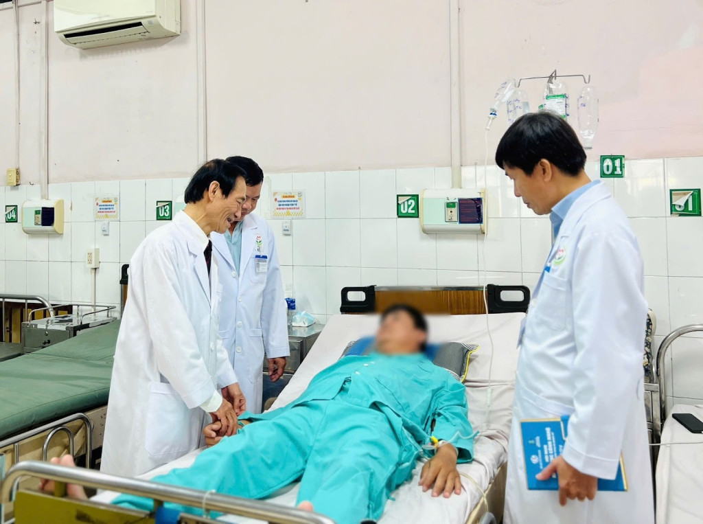 Các bác sĩ thăm khám cho bệnh nhân (Ảnh: Bệnh viện Lê Văn Việt - TP. Hồ Chí Minh)