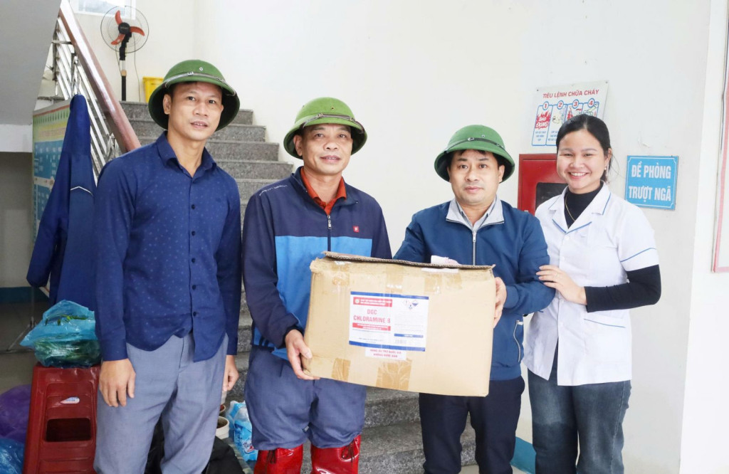 CDC Hà Tĩnh cấp hóa chất Cloramin B cho Trạm Y tế Cẩm Vịnh để xử lý môi trường, nước sạch cho nhân dân khi nước rút.