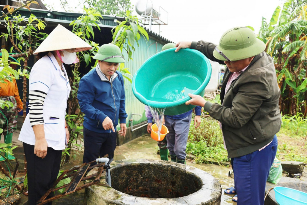 Thạc sĩ Nguyễn Chí Thanh, Giám đốc CDC Hà Tĩnh cùng đoàn hỗ trợ người dân xử lý nước sinh hoạt sau mưa lũ.