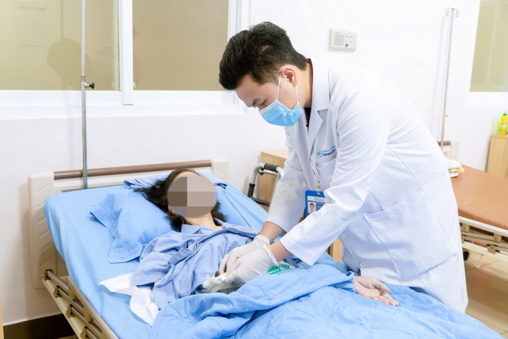 Bác sĩ đang kiểm tra tình trạng sức khỏe cho bệnh nhân sau phẫu thuật (Ảnh: Trung tâm Kiểm soát bệnh tật tỉnh Đồng Nai)